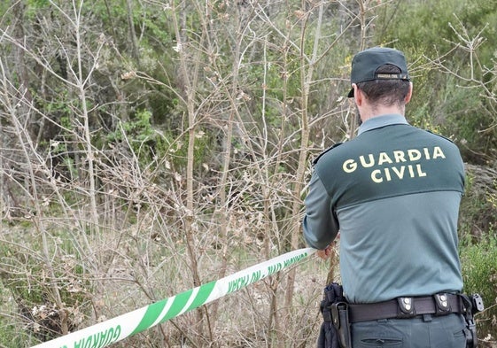 Un guardiacivil, en la zona donde se encontró el cuerpo de J.R., primo de su supuesto asesino, C.H. en Sorribos de Alba.
