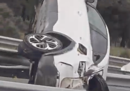 Vehículo accidentado este viernes en la autovía entre Segovia y Valladolid.