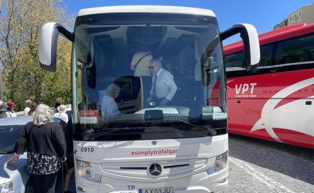 Un autobús recoge turistas en doble fila en Vía Roma y obliga al resto de vehículos a invadir el carril contrario.