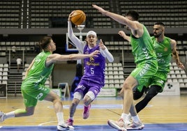 Kunkel entra a canasta rodeado de rivales.