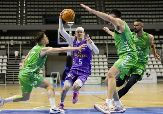 Kunkel entra a canasta rodeado de rivales.