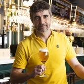 Roberto Chapu, humorista y actor vallisoletano, posa con una caña en la mano en Los ilustres.