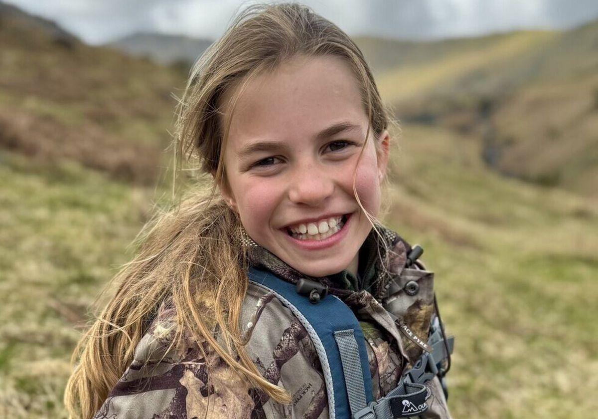 La Princesa Charlotte posa sonriente en su décimo cumpleaños