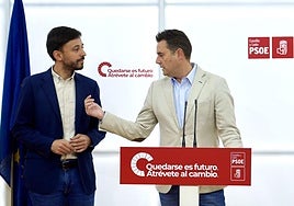 Los socialistas Daniel de la Rosa (derecha) y Fran Díaz, este viernes en rueda de prensa.
