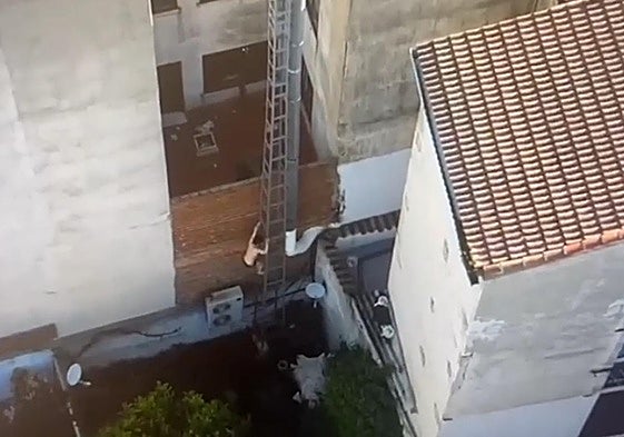 Momento en que el hombre huye por un tejado para evitar ser detenido.