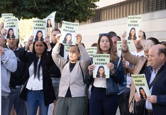 Familiares y amigos de Esther López reclaman justicia a las puertas de los juzgados de Valladolid el pasado mes de septiembre.
