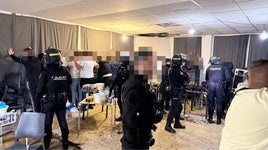 Los policías, durante la intervención en la fiesta clandestina.
