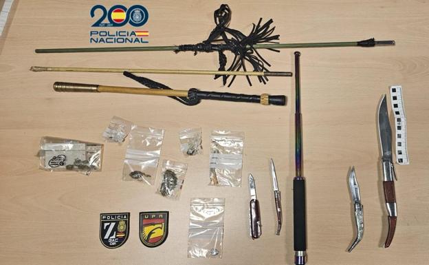 Armas y drogas intervenidas en la fiesta clandestina.