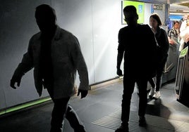 Usuarios del Metro de Madrid abandonan una de las estaciones tras el apagón.