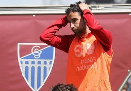Juan de la Mata lamenta en el banquillo una ocasión fallada.