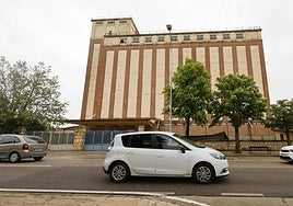 Silo a la entrada de la capital palentina por la avenida de Asturias, el más grande en la provincia.