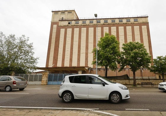 Silo a la entrada de la capital palentina por la avenida de Asturias, el más grande en la provincia.