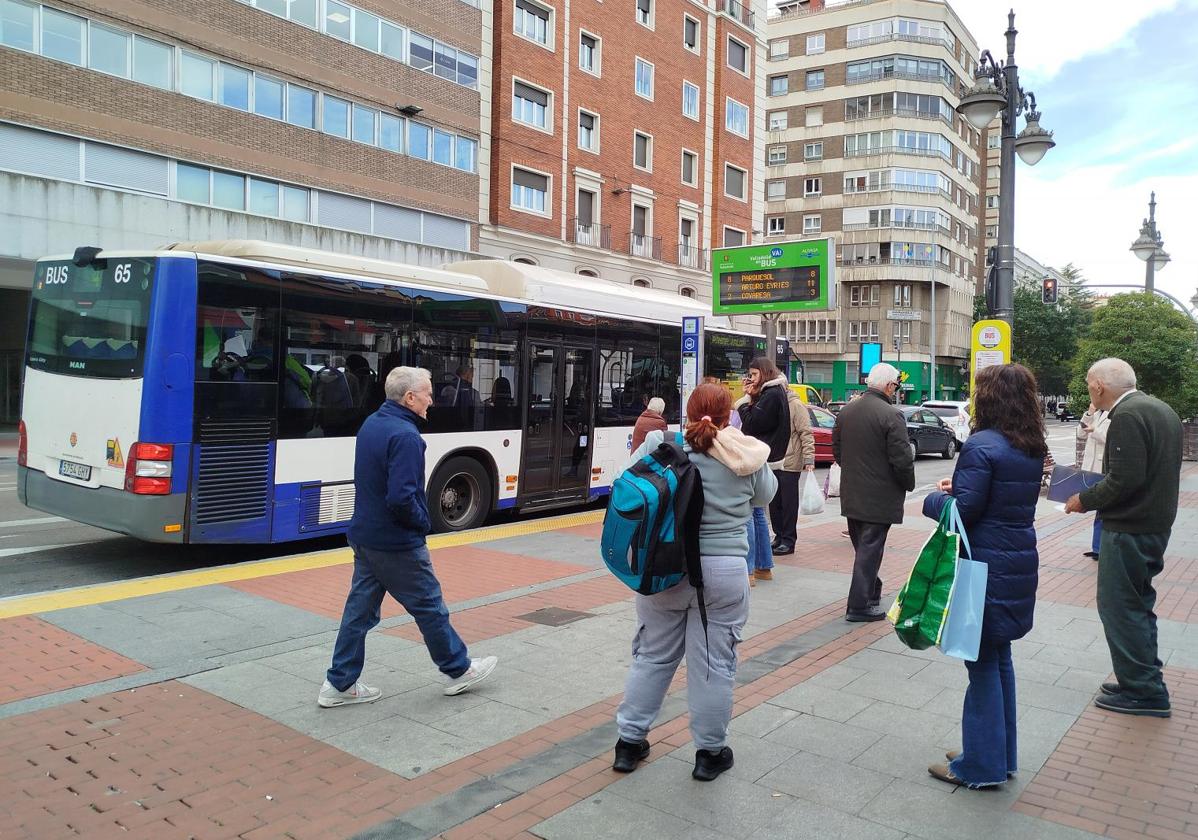 Colas para coger el autobús en la parada de la plaza de España.