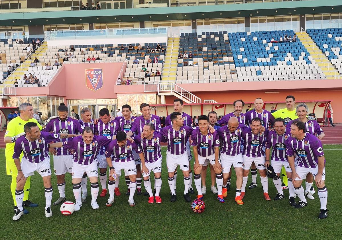Imagen principal - Eusebio vuelve a dirigir seis años después en la victoria de los veteranos del Real Valladolid en Albania