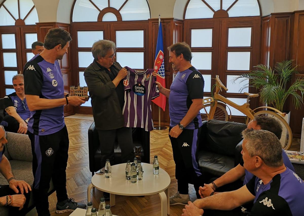 Imagen secundaria 1 - Eusebio vuelve a dirigir seis años después en la victoria de los veteranos del Real Valladolid en Albania