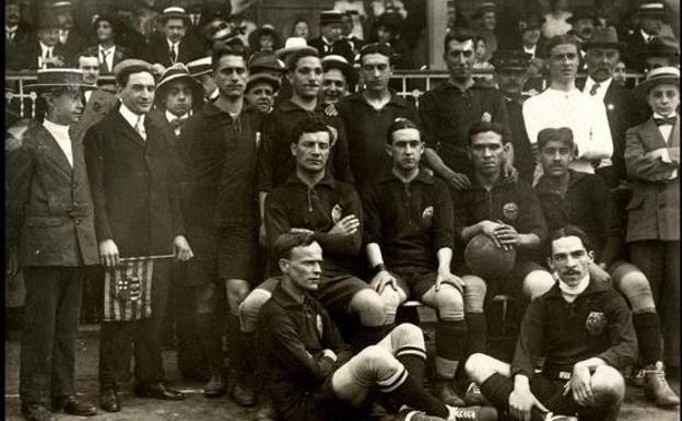 El Barça de los primeros años del siglo XX posa con los aficionados antes de disputar un partido.