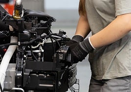 Trabajadora en una planta de montaje, en imagen de archivo.