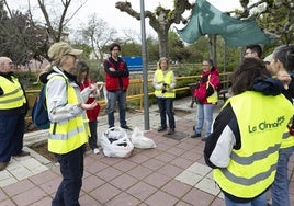 Voluntarios de La Olma, junto al puente de la Tía Juliana, antes de su salida para limpiar las riberas del Pisuerga.