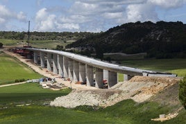 El viaducto sobre el páramo, de 920 meros de longitud, con el tablero sobre los pilares.