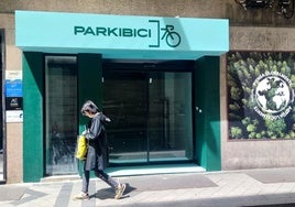 El cartelón de Parkibici, ya instalado en la entrada por López Gómez.