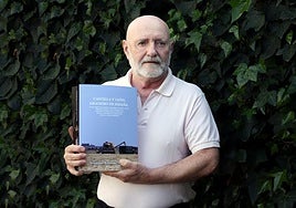 Benjamín Redondo posa con su libro.