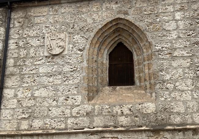 Ventana exterior de la capilla.