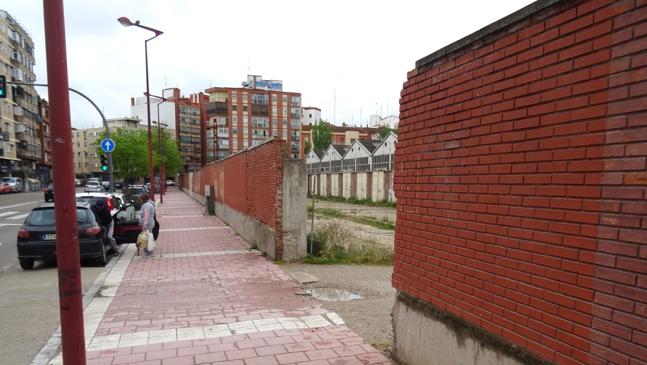 Imagen antes - Acceso, ahora sin señalizar, al retirarse el cartel de obra, al aparcamiento de tierra de la avenida de Segovia.
