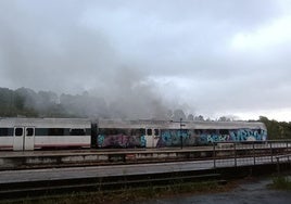 El humo envuelve el tren regional Valladolid-Puebla de Sanabria.