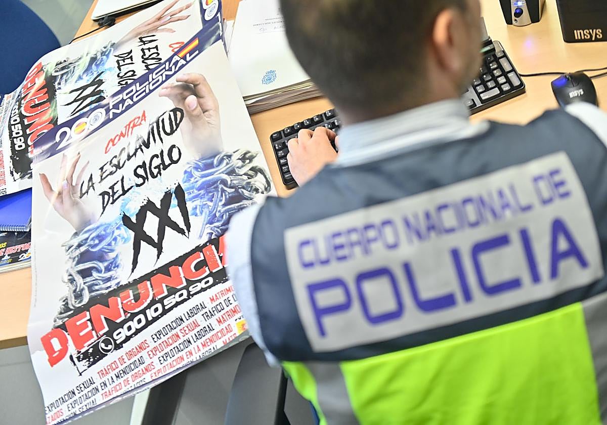 Investigadores de la Policía Nacional contra la explotación en Valladolid.