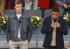 Ronaldo, con su móvil, junto al delantero del Atlético de Madrid, Alexander Sørloth.