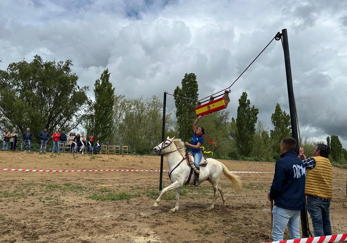 Los quintos de Villabrágima viven la emoción de correr las cintas a caballo