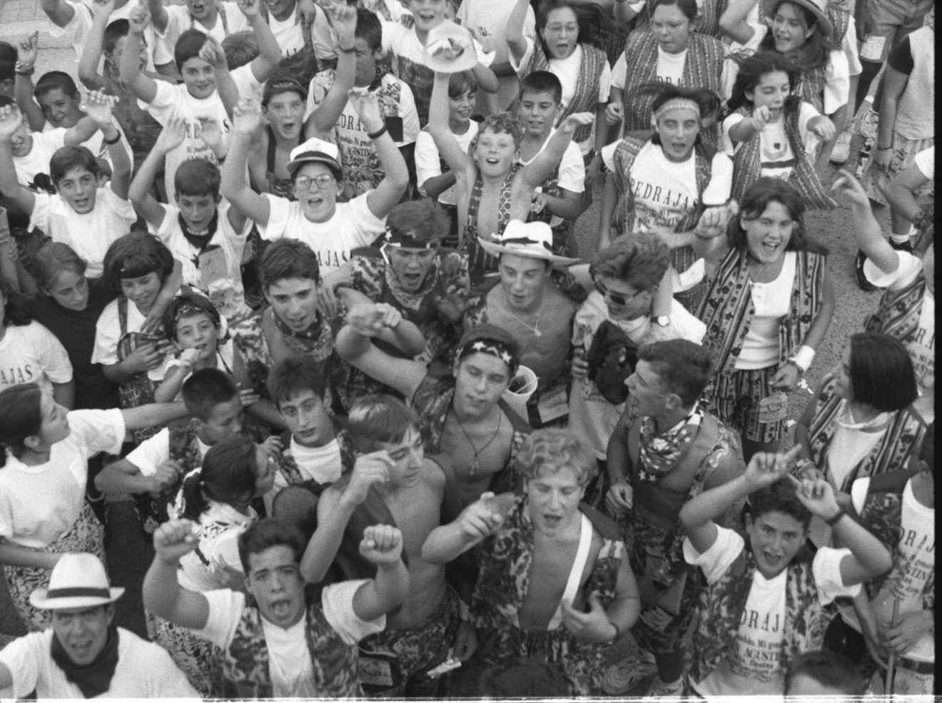 Un grupo de jóvenes disfrutan de las fiestas de la localidad en agosto de 1995.