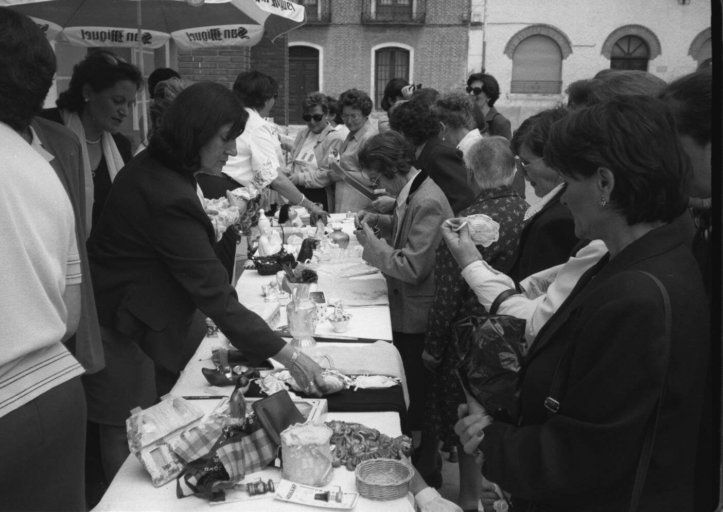Rastrillo organizado por la Asociación de mujeres de Pedrajas. 30 de junio de 1998.
