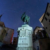 La bóveda celeste brilla sobre la estatua de Juan Bravo.