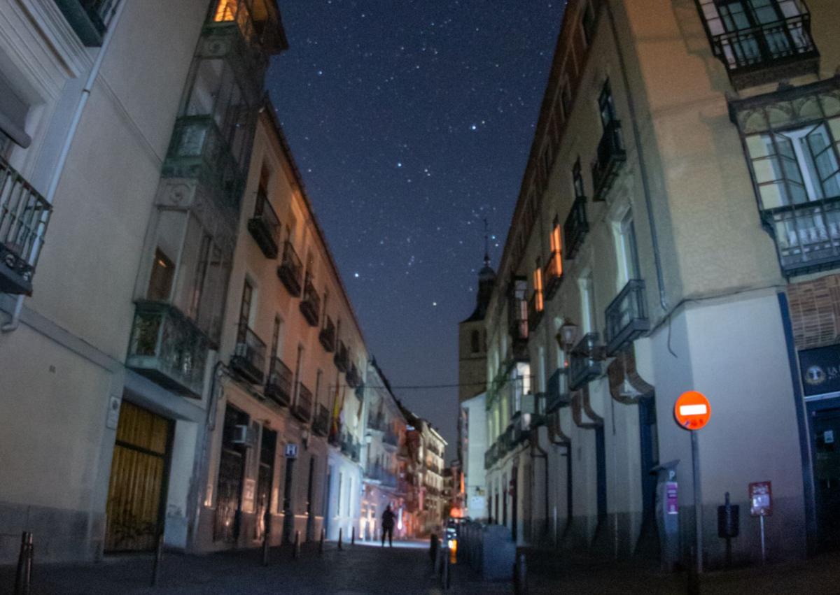 Imagen secundaria 1 - Arriba, el Acueducto. Sobre estas líneas, la Calle de los Bares y la iglesia de San Millán.