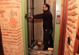 Un técnico repara un ascensor en un bloque de viviendas de la capital.