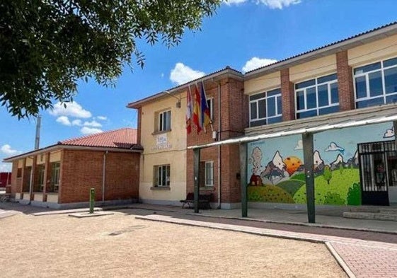 Acceso al colegio de Navas de Oro.