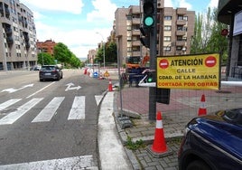 Calle Hernando de Acuña, donde se cortará este lunes el carril derecho.
