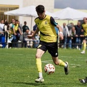 Un jugador del Mojados progresa con el balón controlado.