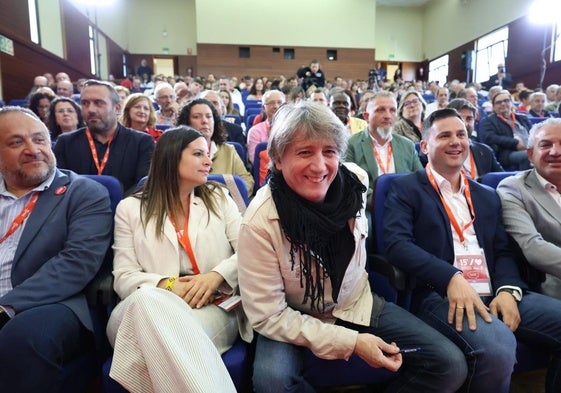 Carlos Martínez, entre Nuria Rubio y Javier Alfonso Cendón, durante el congreso de los socialistas leoneses.