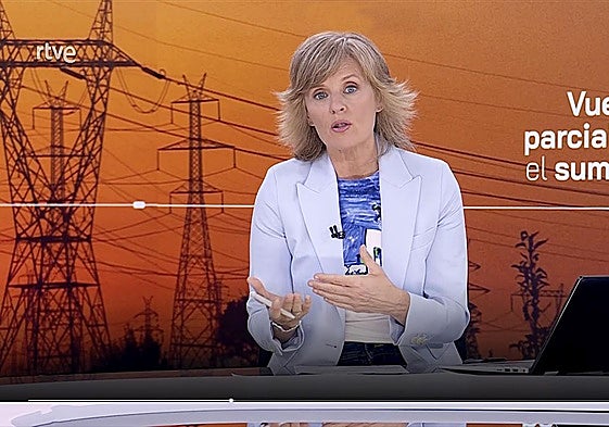 Marta Carazo, durante el Telediario 2 del lunes 28 de abril.