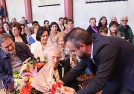 Teresa Mancho en el momento de recibir el homenaje de manos del alcalde, Víctor Arce