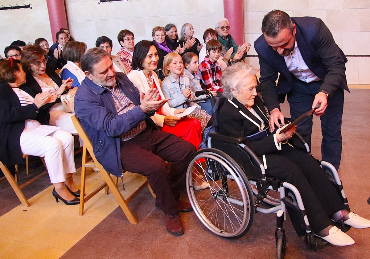 Teresa Mancho en el momento de recibir el homenaje de manos del alcalde, Víctor Arce