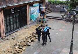 La Policía Local inspecciona el inicio de las obras, este lunes en la plaza del Seminario.