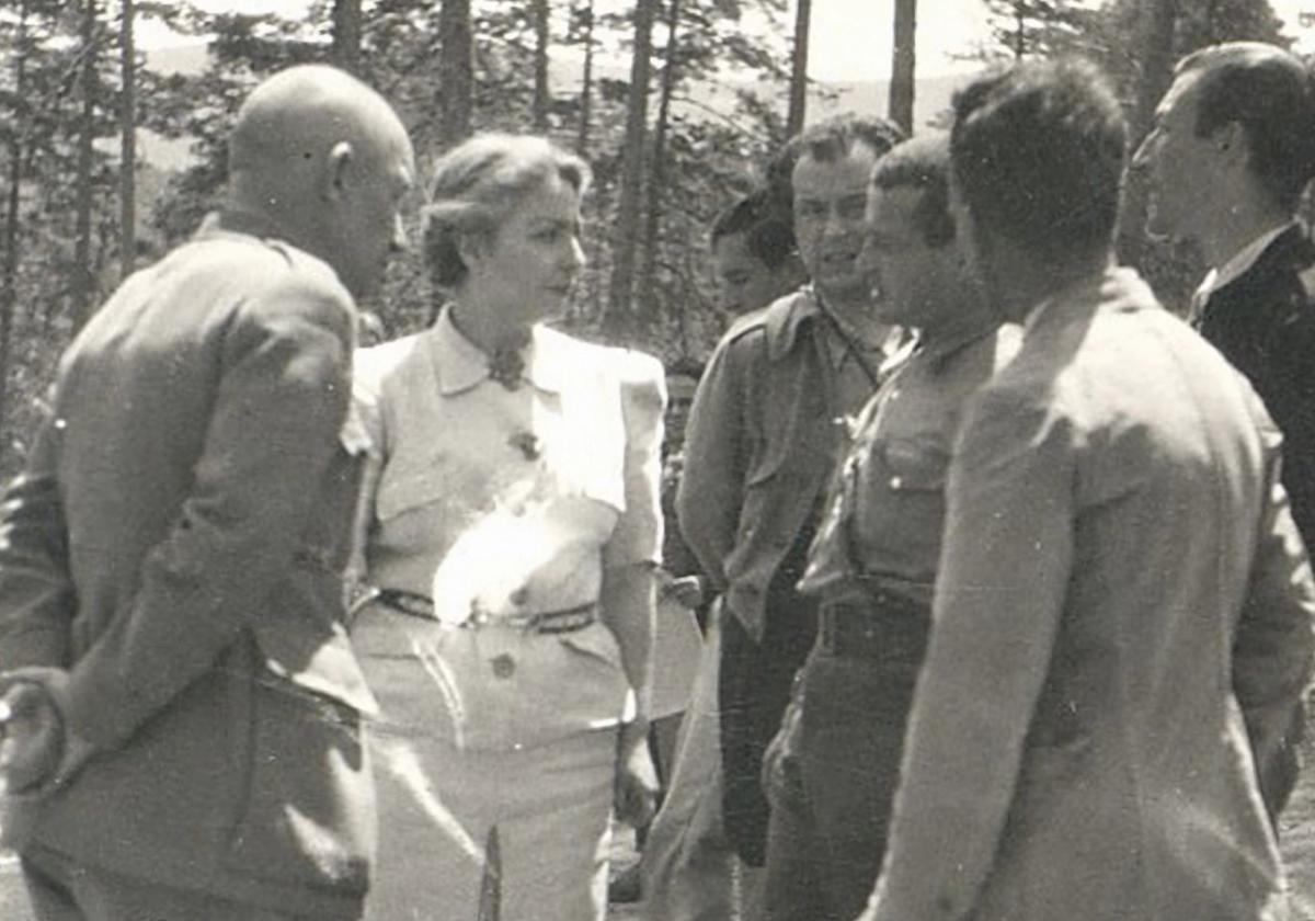 Walter (primero por la izquierda), María Teresa León y Rafael Alberti visitan uno de los frentes durante la Batalla de La Granja.