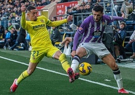 Amallah pugna por el balón con Yeremi Pino, en el choque de La Cerámica.