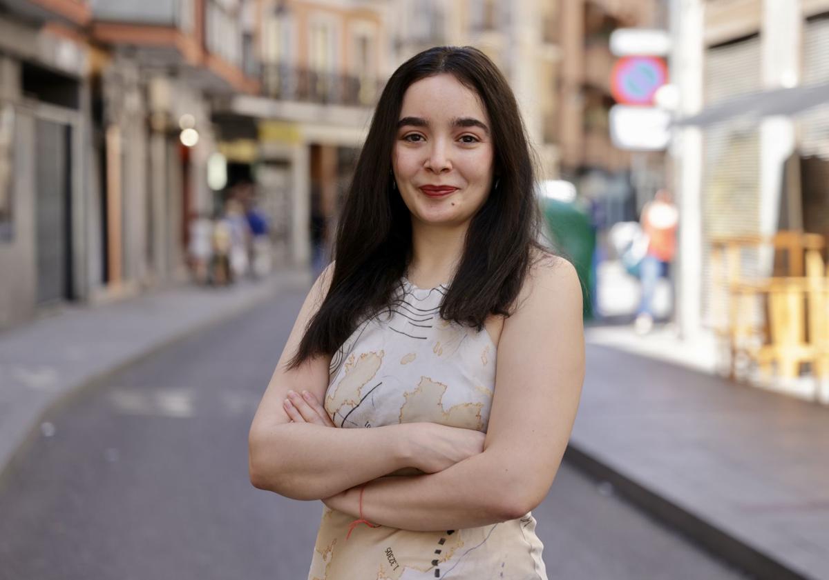 Imagen principal - Arriba, Ana Velasco Molpeceres, la autora del libro. Abajo, dos ilustraciones del vallisoletano García Benito. 