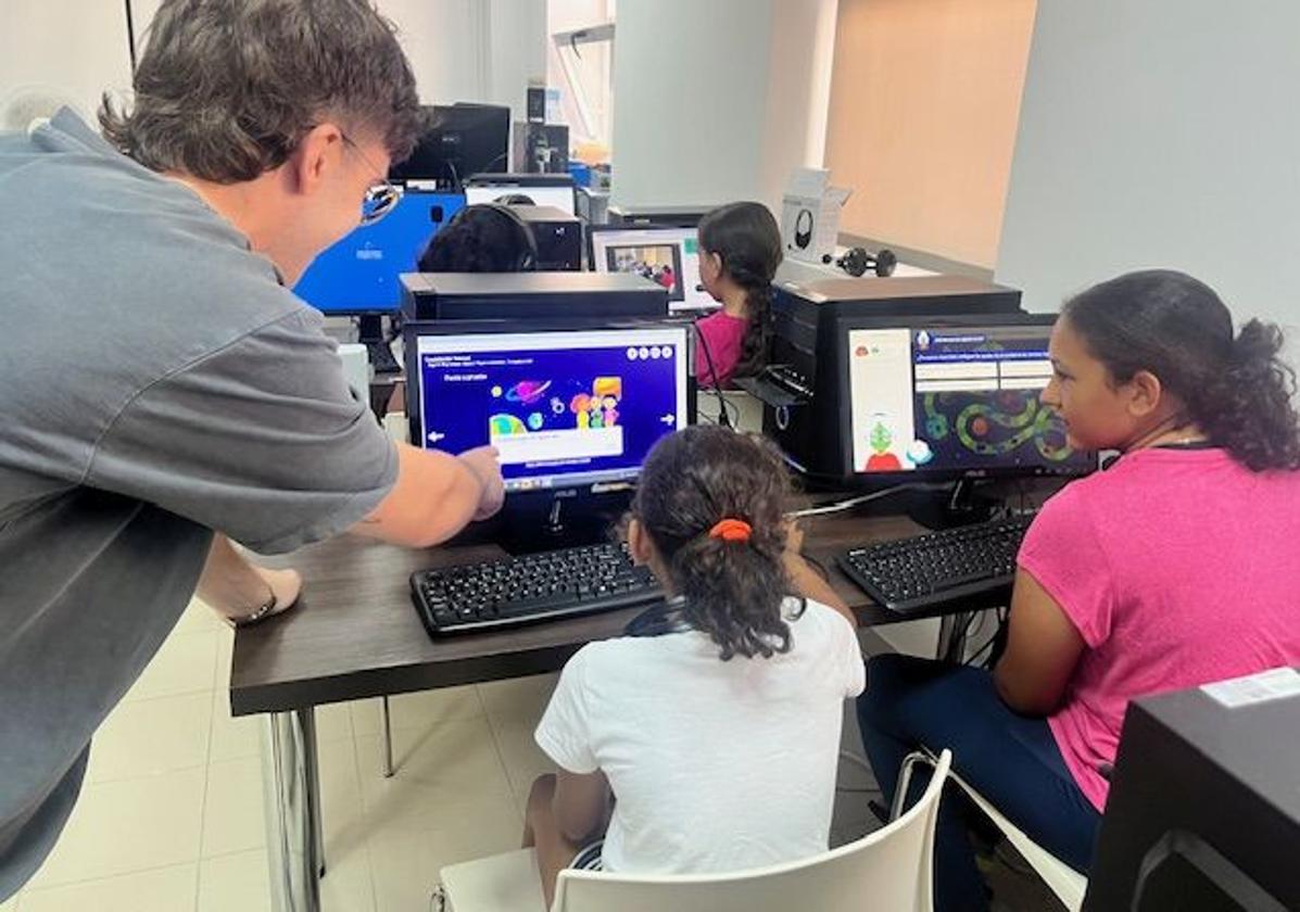 Niños participan en el campamento digital en ediciones anteriores.