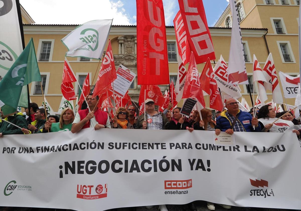 Los representantes sindicales, a la puerta de la Consejería de Educación