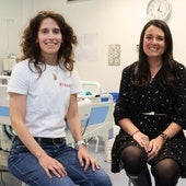 Marta Rico y Sara García Villanueva, de la Asociación Científica de Matronas de Castilla y León, en las instalaciones de la Facultad de Ciencias de la Salud de la UVA: